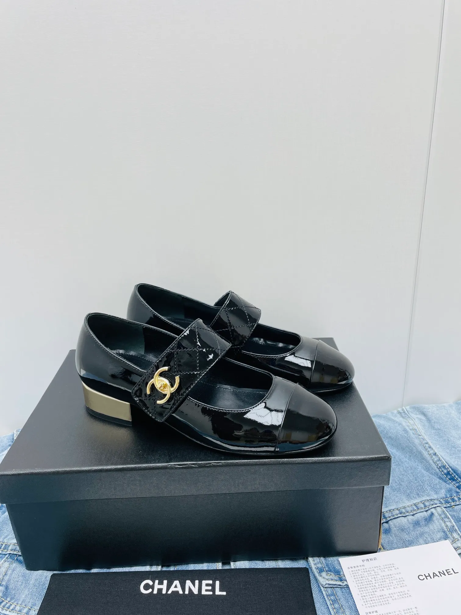 👟👟Ex-factory price 480👟👟 Women's shoes, women's clothing, hot new styles, CHANEl 2023s Chanel classic diamond Mary Jane shoes, celebrities, Internet celebrities' favorite, Xiaohongshu highly recommends this year's latest popular outfits, a popular element that you can't miss. Personalized rusty diamond belt. Elastic band and movable rotating metal buckle design suitable for any foot. Soft lambskin lining, comfortable to wear and absorb sweat. Fabric: Patent leather Lining: Sheepskin lining Outsole: Genuine leather outsole + electroplated heel Heel height: 3CM Code number: 35-40 (40 customized items are not returnable)